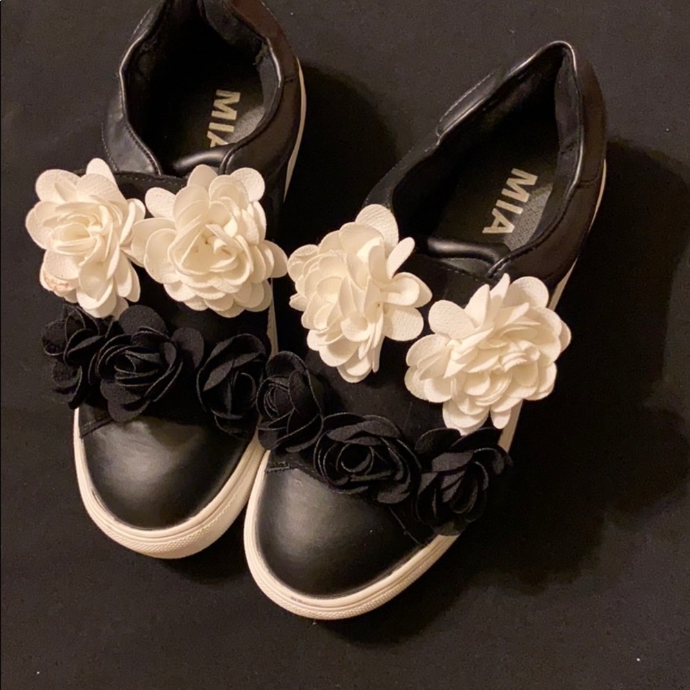 Mia black primrose flower shoes
